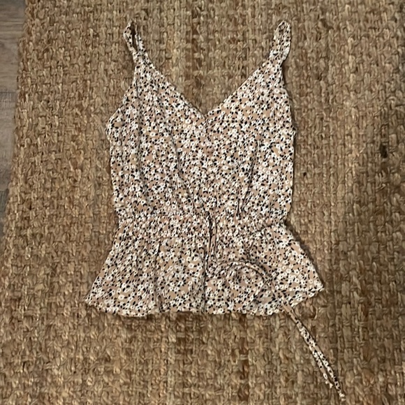 Again I don’t have any jeans that look good with it also not my style - Picture 1 of 1